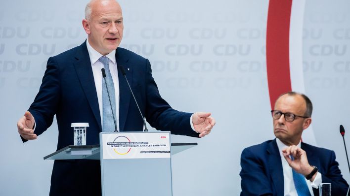 Archivbild: Kai Wegner (CDU, l), Regierender Bürgermeister von Berlin, spricht neben Friedrich Merz, CDU-Bundesvorsitzender. (Quelle: dpa/C. Soeder)
