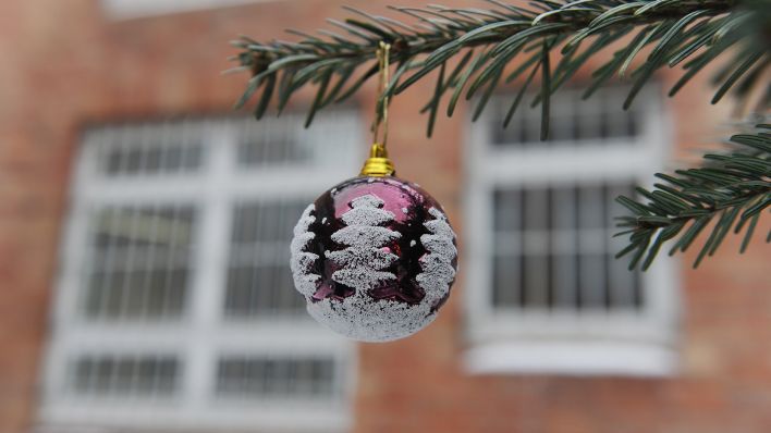 Symbolbild: Ein Weihnachtsbaum steht am 21.12.2010 in einem Innenhof der Jugendstrafanstalt in Berlin. (Quelle: dpa/Rainer Jensen)