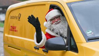 14.11.2023, Brandenburg, Himmelpfort: Der Weihnachtsmann kommt als Beifahrer am Weihnachtspostamt an (Quelle: dpa/Patrick Pleul).