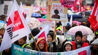 16.11.2023, Berlin: Gewerkschafter und Beschäftigte im Sozial-und Erziehungsdienst demonstrieren vor dem Berliner Abgeordnetenhaus (Quelle: dpa/Bernd von Jutrczenka)