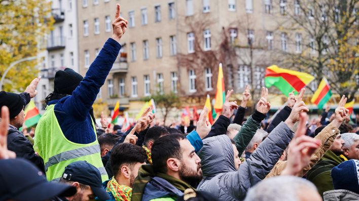 Die Demonstration von Kurden mit dem Titel „PKK-Verbot aufheben“ findet nach dem Besuch des türkischen Präsidenten Erdogan in Deutschland statt. (Quelle: dpa/Annette Riedl)