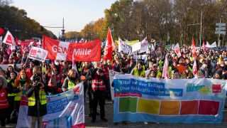 22.11.2023, Berlin: Teilnehmer der Dienstleistungsgewerkschaft Verdi sowie der Gewerkschaft Erziehung und Wissenschaft (GEW) demonstrieren während einer Kundgebung auf dem Platz des 18. März und der Strasse des 17. Juni (Quelle: dpa/Soeren Stache).
