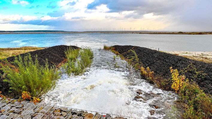Wasser aus der Spree strömt in den neu entstehenden Cottbuser Ostsee. (Foto: dpa)