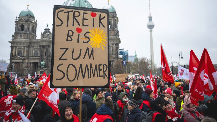 28.11.2023, Berlin: Die Gewerkschaft GEW rief alle Tarifbeschäftigten im öffentlichen Dienst der Länder zum 1. bundesweitem Bildungsstreiktag auf. (Quelle: dpa/Hannes P Albert)