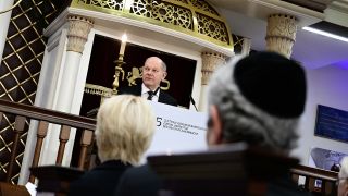 09.11.2023, Berlin: Bundeskanzler Olaf Scholz spricht während einer Gedenkveranstaltung zum 85. Jahrestag der Pogromnacht in der Synagoge Beth Zion (Quelle: AFP POOL/John Macdougall)