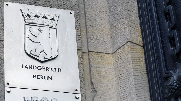 Symbolbild: Schilder an der weisen das Landgericht Berlin aus. (Quelle: dpa/Sonja Wurtscheid)