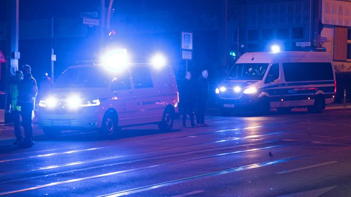 10.11.2023, Berlin: Einsatzfahrzeuge stehen auf der Bernauer Straße.(Quelle:dpa/P.Zinken)
