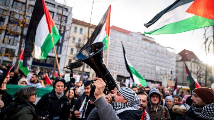 18.11.2023, Berlin: Ein Mann ruft auf einer Demonstration für Palästina und gegen den Angriff Israels auf den Gazastreifen am Invalidenpark in ein Megafon. (Quelle: dpa/Fabian Sommer)