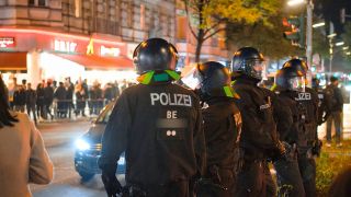 Symbolbild: Berliner Polizei im Einsatz (Quelle: dpa/Paul Zinken)