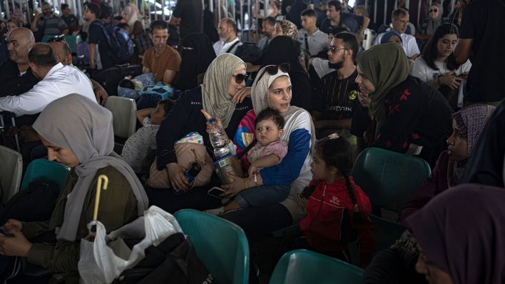 Palästinenser warten in Rafah, Gaza, auf die Öffnung der Grenze zu Ägypten (Quelle: AP/Fatima Shbair)