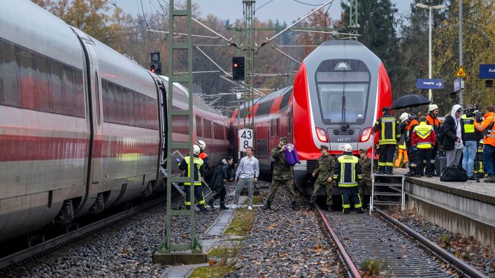 17.11.2023, Bayern, Reichertshausen: Fahrg‰ste eines ICE (l) werden nach einem Unfall mit einem Regionalzug von Rettungskräften gerettet.(Quelle:dpa/P.Kneffel)