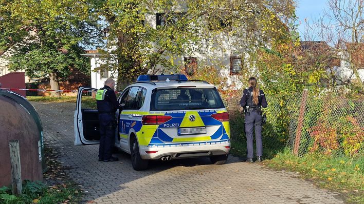 13.11.2023, Brandenburg, Vieritz: Polizisten stehen nahe des Tatortes. (Quelle: dpa/Cevin Dettlaff)