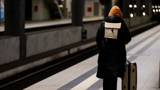 Eine Person steht am 16.11.2023 beim Warnstreik bei der Bahn mit Koffer am Berliner Hauptbahnhof. (Quelle: dpa/Fabian Sommer)