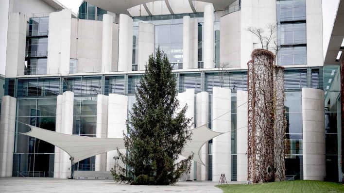 Die „Kanzlertanne“, der Weihnachtsbaum des Bundeskanzlers, steht vor dem Bundeskanzleramt. (Foto:dpa)