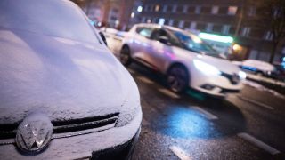 28.11.2023, Berlin: Schnee liegt auf einem parkenden Auto am Straßenrand. (Quelle: dpa/Sebastian Gollnow)
