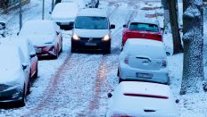28.11.2023, Berlin: Schnee liegt am frühen Morgen auf Autos in der Hauptstadt. (Quelle: dpa/Wolfram Steinberg)