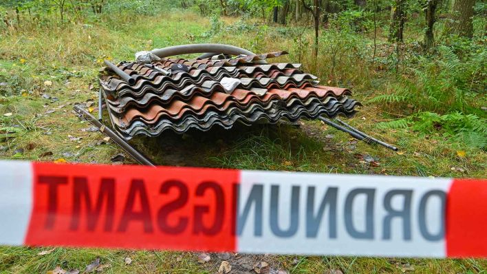 Fürstenwalde: Illegal entsorgte Dachplatten aus Asbest und weiterer Müll liegt in einem Wald im Landkreis Oder-Spree. Die Stelle wurde bereits vom Ordnungsamt abgesperrt.