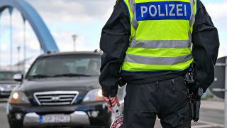 Die Bundespolizei kontrolliert am 17.10.2023 den Einreiseverkehr am deutsch-polnischen Grenzübergang Stadtbrücke zwischen Frankfurt (Oder) und Slubice. (Quelle: Picture Alliance/Patrick Pleul)