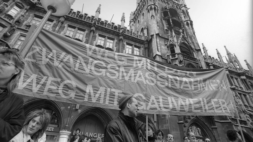 Menschen stehen im März 1986 vor dem Rathuas in München und protestieren gegen die Aids-Politik von CSU-Politiker Peter Gauweiler.(Quelle:imago images/H.Gebhardt)