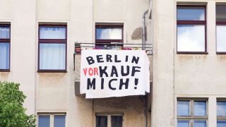 Symbolbild:Mieterprotest gegen Hausverkauf in Berlin.(Quelle:imago images/S.Gudath)