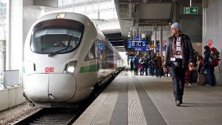 Symbolbild:Ein ICE der Deutschen Bahn fährt im Bahnhof Südkreuz ein.(Quelle:imago images/F.Sorge)