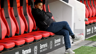 Oliver Ruhnert sitzt traurig auf der Trainerbank in Leverkusen. (Quelle: imago/Matthias Koch)