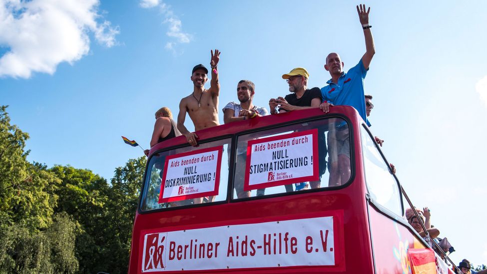 Im Bild ist am 27.07.2019 der Wagen der Berliner Aids-Hilfe auf dem Christopher Street Day zu sehen. (Quelle: Imago Images/Christian Spicker)