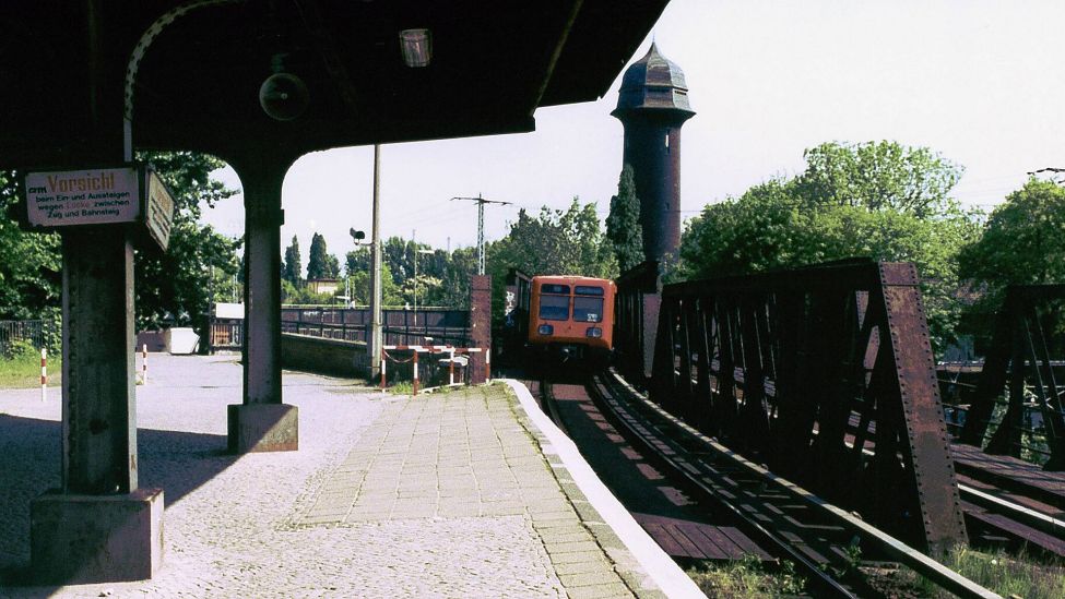 Ostkreuz, Bahnsteig A mit einem am 10.05.2000 aus der Stadtbahnkurve kommenden S-Bahnzug der Baureihe 485. (Quelle: Imago Images)