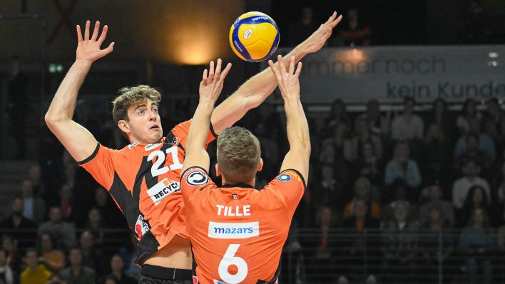 Johannes Tille von den BR Volleys stellt den Ball für seinen Mitspieler Tobias Krick (imago images/Fotostand)