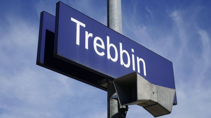 Bahnhofsschild in Trebbin (Quelle: imago images/S. Steinach)