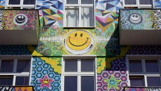 Die Hausfassade des "Happy Go Lucky" aufgenommen am 26.04.2022 in Berlin-Charlottenburg. (Quelle: Imago Images/Sascha Steinach)