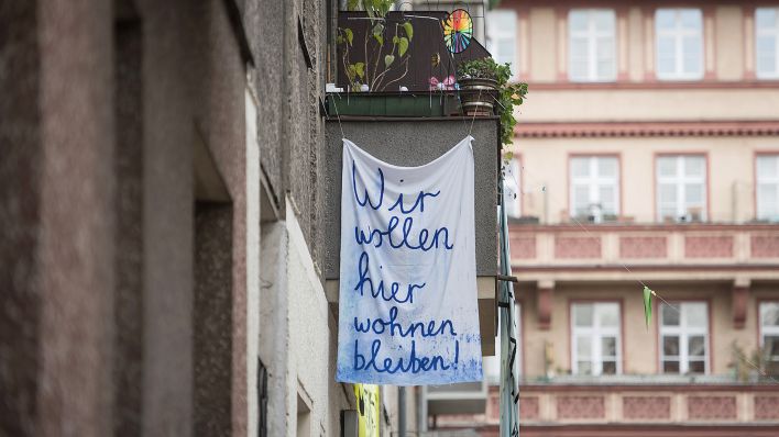 Archivbild: "Wir wollen hier wohnen bleiben" steht am 15.11.2020 als Protest gegen den Verkauf von Häusern und Wohnungen am Wildenbruckplatz in Berlin-Neukölln. (Quelle: Imago Images/Bildgehege)