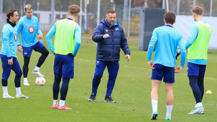 Hertha-Trainer Pal Dardai gibt seiner Mannschaft Anweisungen im Training (imago images/Nordphoto)