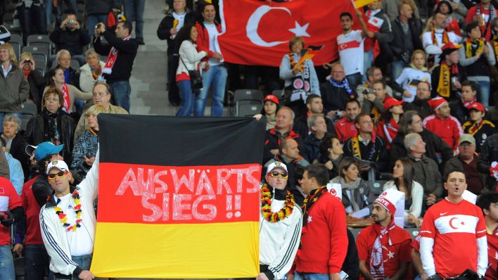 Fans bei einem Heimspiel der deutschen Nationalmannschaft gegen die Türkei (imago images)