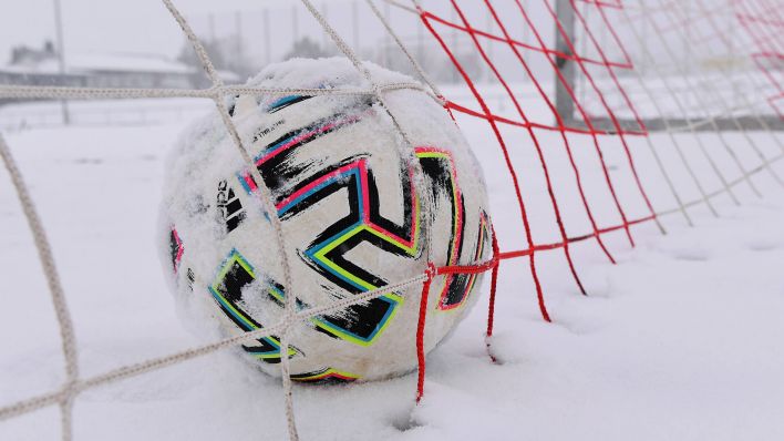 Ein Fußball liegt im eigeschneiten Tor (imago images/ULMER Pressebildagentur)