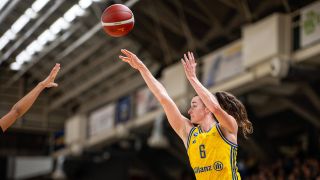 Alba-Spielerin Tessa Stammberger wirft Basketball (Bild: Imago/camera4+)