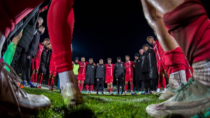 Die Spieler vom FC Energie Cottbus bilden einen Mannschaftskreis (Bild: Imago Images/Fotostand)