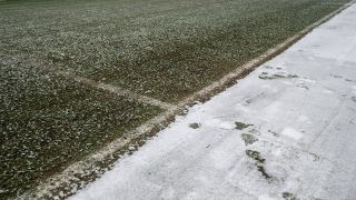 Fußballplatz schneebedeckt