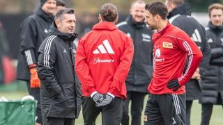 Union Berlins neuer Cheftrainer Nenad Bjelica im Gespräch mit Christopher Trimmel und Rani Khedira (Quelle: IMAGO / Matthias Koch)