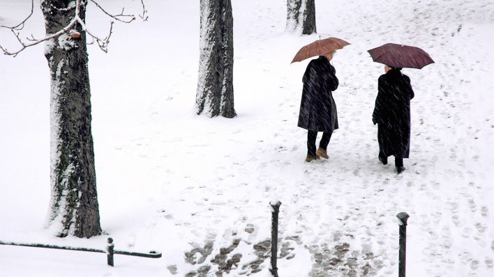 Archivbild: Rentnerinnen spazieren am 25.12.2005 durch den verschneiten Lustgarten in Berlin. (Quelle: Imago Imges/Steinach)