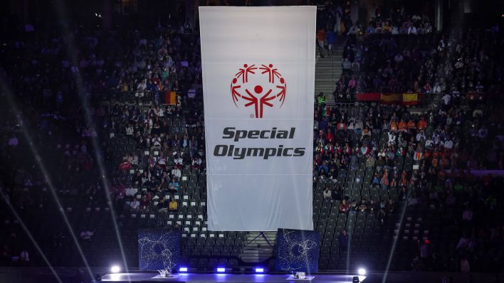 Die Special-Olympics-Flagge während der Eröffnungszeremonie im Berliner Olympiastadion. (Bild: IMAGO / NurPhoto)