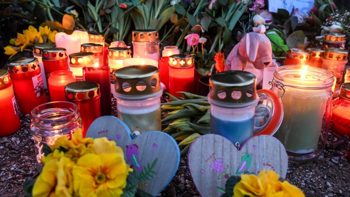 Blumen zum Gedenken an getötete Fünfjährige in Pankow (Quelle: imago-images/SergejxGlanze)