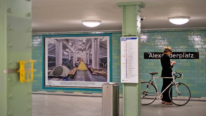 Symbolbild: Der U-Bahnhof Alexanderplatz am 14.06.2023 mit Ausstellung von Journalistennetztwerk n-ost. (Quelle: Imago Images/snapshot-photography/K.M.K)