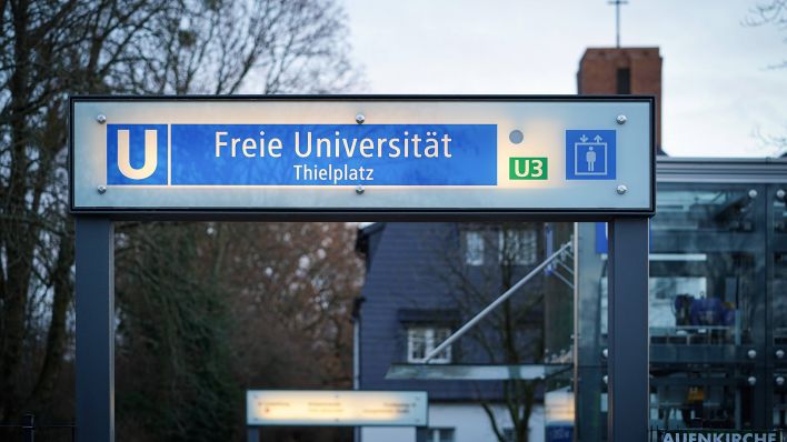 Eingang zum U-Bahnhof Freie Universität / Thielplatz (Quelle: imago-images/Stefan Zeitz)