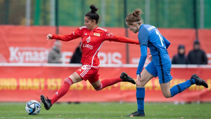 Sarah Abu Sabbah ( 1. FC Union Berlin, links) gegen Gesine Schick (Türkiyemspor, rechts). (Bild: IMAGO / Matthias Koch)