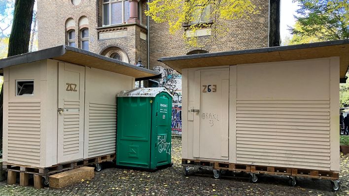 Mini-Häuser im "Safe Place" Wohnprojekt für Obdachlose am Künstlerhaus Bethanien in Kreuzberg, aufgenommen am 30.10.2023. (Quelle: rbb/Wolf Siebert)