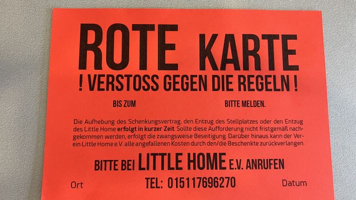 Schriftstück des Vereins "Little Home", mit dem Obdachlosen Mini-Haus weggenommen werden soll, aufgenommen am 01.11.2023. (Quelle: rbb/Wolf Siebert)