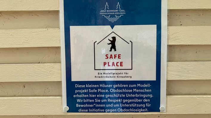 Schild des Bezirks Friedrichshain-Kreuzberg am "Safe Place" Wohnprojekt für Obdachlose in Kreuzberg, aufgenommen am 30.10.2023. (Quelle: rbb/Wolf Siebert)