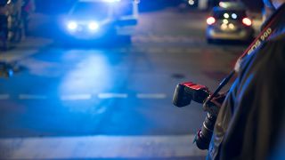 Der Blaulichtfotograf Morris Pudwell (rechts im Vordergrund) beobachtet einen Einsatz der Berliner Polizei nach einem illegalen Autorennen am Tauentzien, 04.08.2023 (Quelle: rbb / Schneider).lln, August 2023 (Quelle: rbb / Schneider).