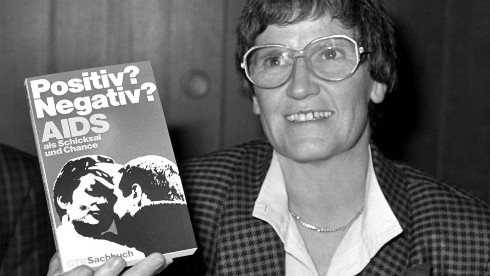 Auf einer Pressekonferenz in Bonn stellt Bundesgesundheitsministerin Rita Süssmuth am 10.10.1988 ein neues Sachbuch zum Thema Aids vor, an dem sie als Mitautorin mitgewirkt hat. (Quelle: dpa/Popp